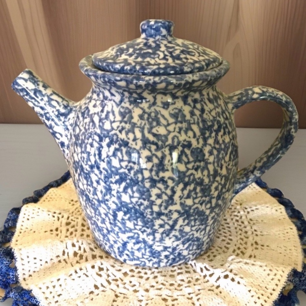 Vintage Roseville USA Blue & White Spongewear Large 2 Liter Pitcher Pot w/ Lid
